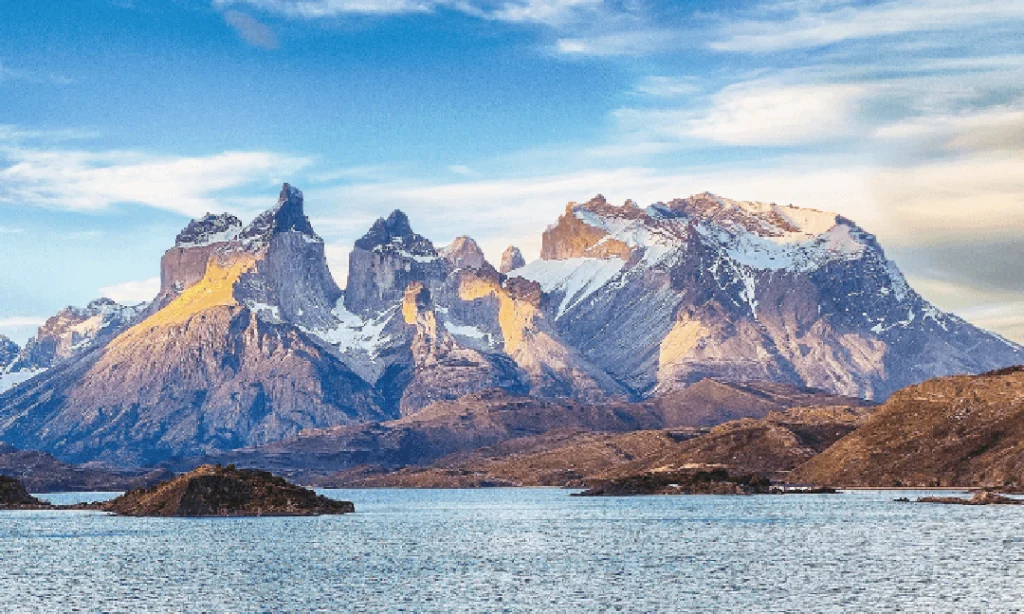 vista lago pehoe y macizo